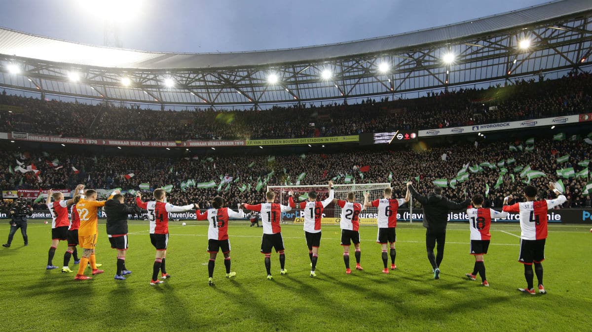 Com um belo gol de Larsson, Feyenoord encerrou a campanha perfeita do PSV