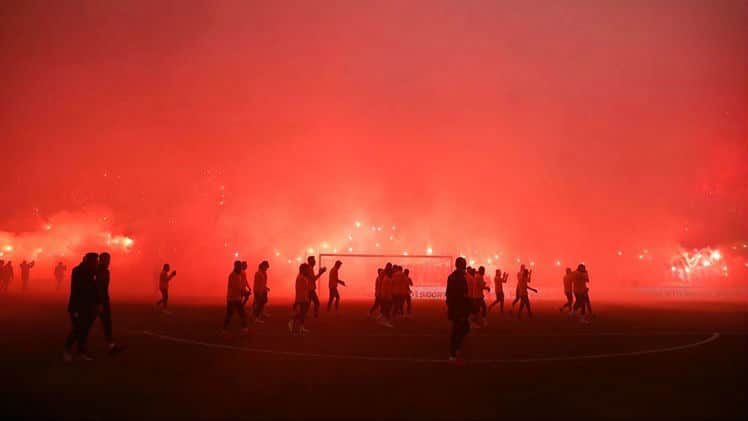 Torcida do Galatasaray lotou o est&aacute;dio com 40 mil pessoas e fez este inferno. Para um treino