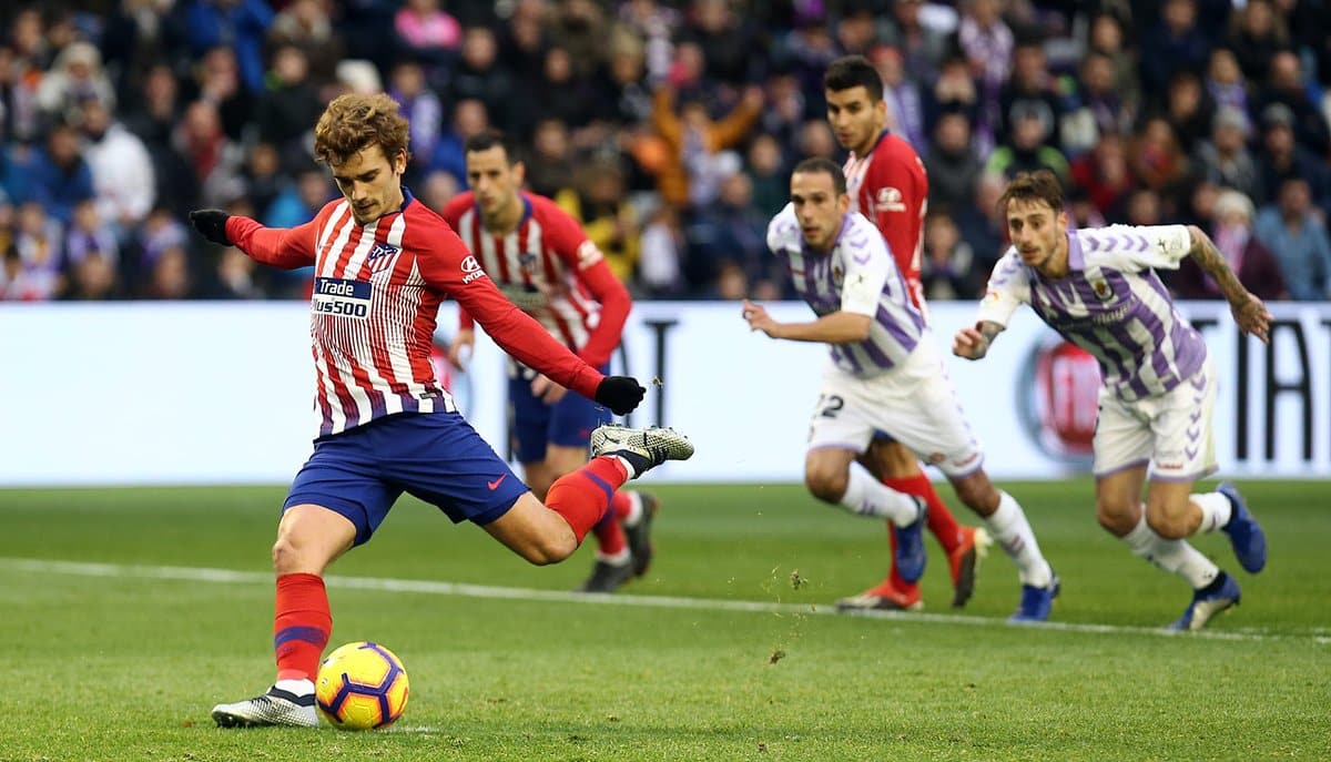 Na cola do l&iacute;der Barcelona, Griezmann carregou o Atl&eacute;tico de Madrid a mais uma vit&oacute;ria