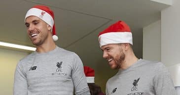 Capitão do Liverpool, Henderson ofereceu uma festa de Natal a crianças carentes e deficientes em Anfield
