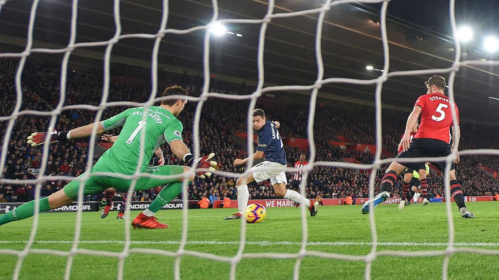 Herrera fez um gol de letra para o United que, de novo, sofreu mais do que deveria