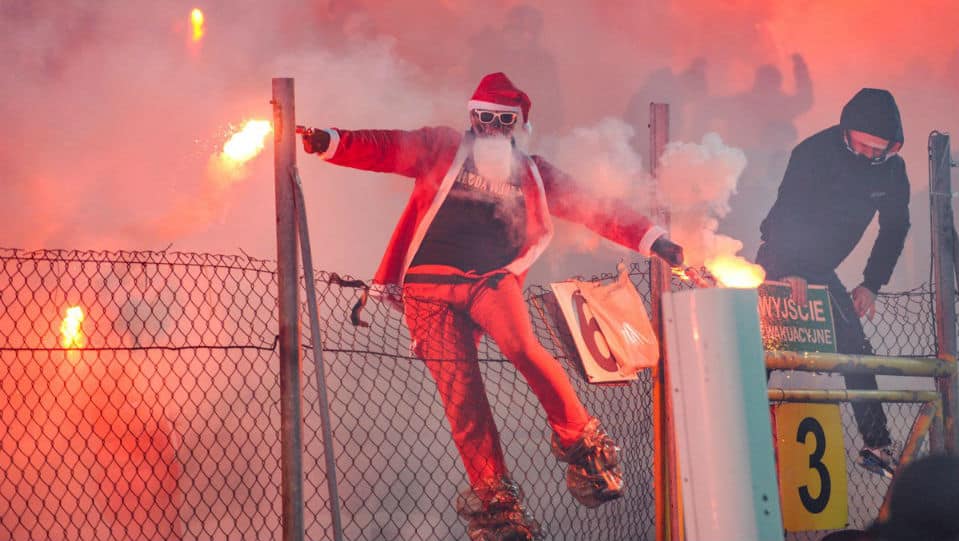Teve at&eacute; Papai Noel com sinalizador na festa natalina que o Legia Vars&oacute;via fez nas arquibancadas