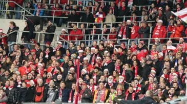 A torcida do Mainz virou um grande coral natalino para embalar seu último jogo no ano