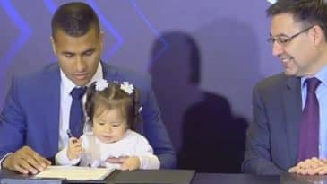 Murillo chegou ao Barcelona, mas quem realmente assinou com o clube foi sua filhinha