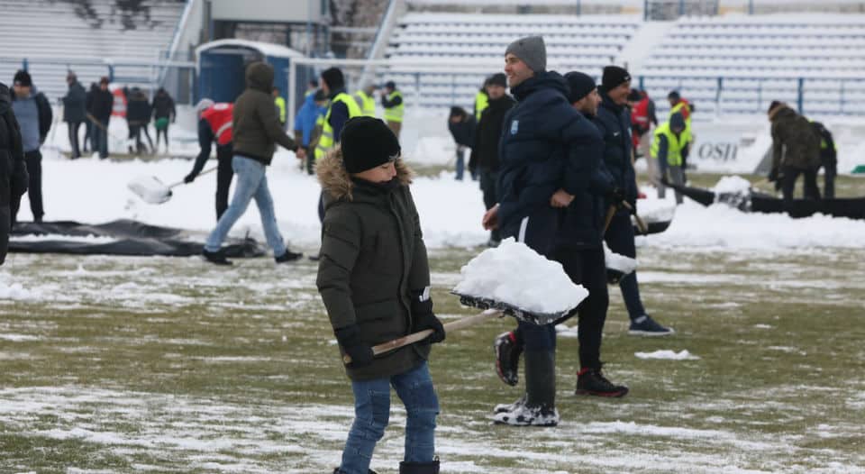 Torcida do Osijek se juntou para limpar neve do campo e, paga pelo clube, doou dinheiro &agrave; caridade