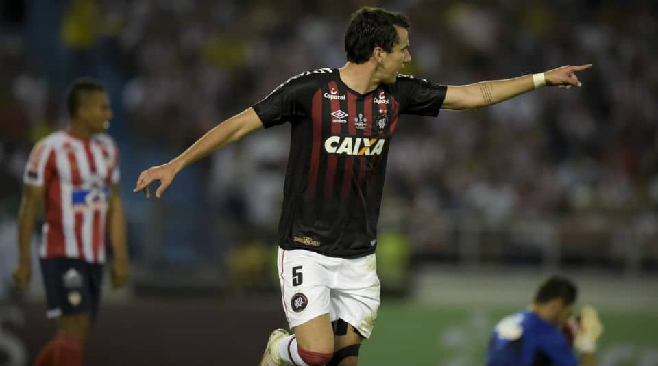 De um lento in&iacute;cio, a final da Sul-Americana terminou com emo&ccedil;&otilde;es intensas e um cen&aacute;rio aberto &agrave; Baixada