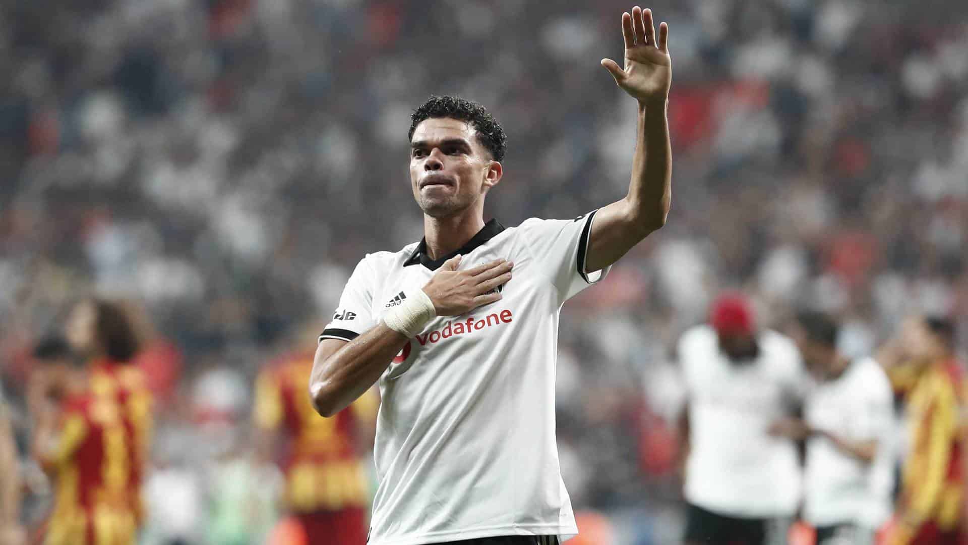 Pepe rescindiu com o Besiktas, mas deixou uma generosa &ldquo;caixinha&rdquo; aos empregados do clube