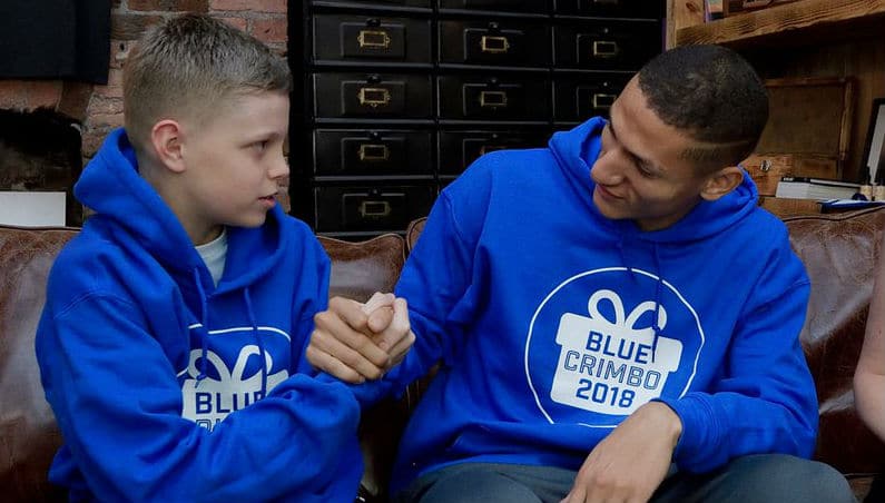 Richarlison surpreendeu um jovem torcedor do Everton e fez seu Natal bem mais feliz