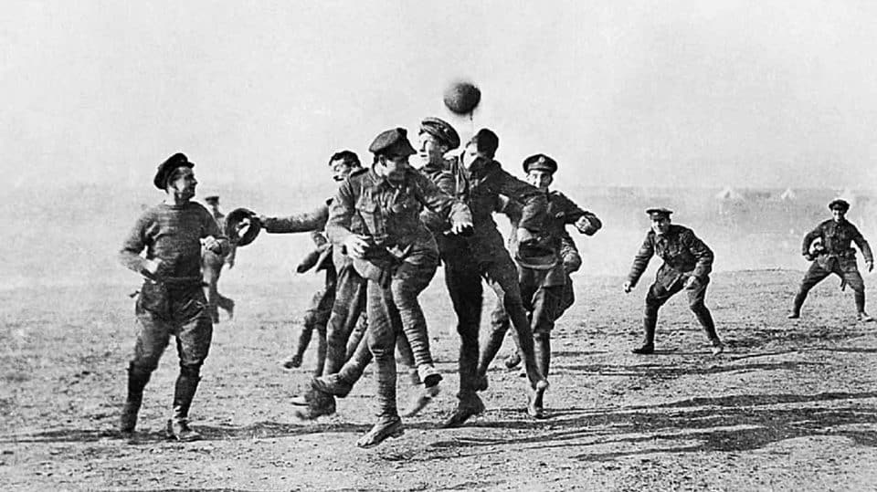 A tr&eacute;gua natalina na Primeira Guerra Mundial, um marco &agrave; for&ccedil;a do futebol para transformar