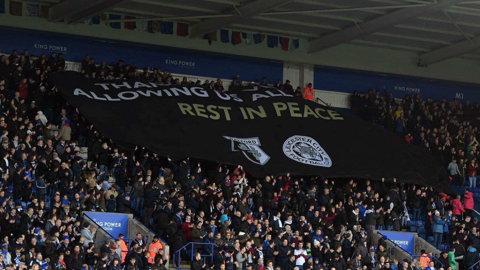Torcida do Watford homenageia Vichai: &ldquo;Obrigado por permitir que todos n&oacute;s sonh&aacute;ssemos&rdquo;