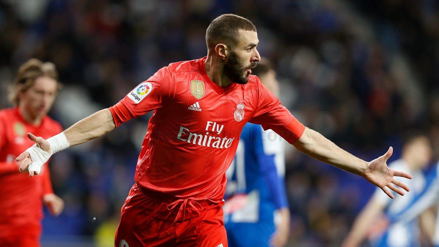 Em boa fase, Benzema se define al&eacute;m dos gols: &ldquo;Sou um camisa 9 com alma de 10&rdquo;
