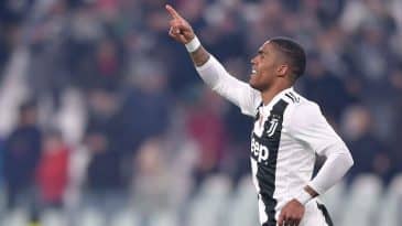 Douglas Costa: “Tem momentos em que você pergunta se deveria continuar, porque joga e machuca, joga e machuca…”
