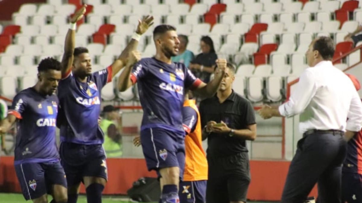 A estreia do Fortaleza na Copa do Nordeste teve estilo diferente e vit&oacute;ria sobre N&aacute;utico no Recife