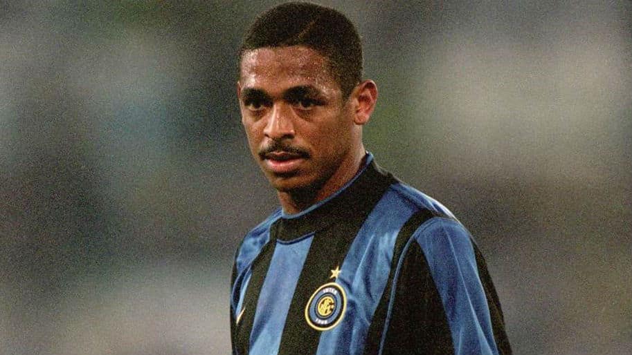 Reunimos nove sequ&ecirc;ncias do Twitter com curiosidades sobre o mundo do futebol