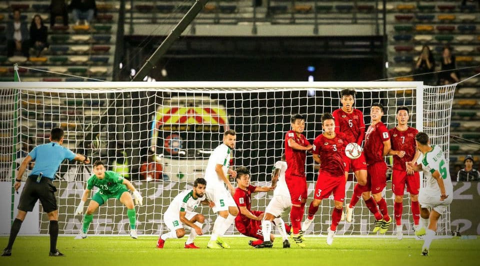 Em dia de gola&ccedil;os na Copa da &Aacute;sia, uma cobran&ccedil;a de falta perfeita deu a vit&oacute;ria ao Iraque aos 45 do 2&deg; tempo