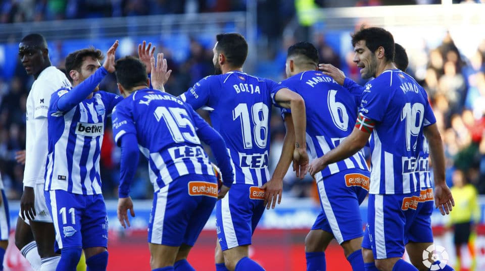 Forte em casa e letal nas bolas paradas, o Alav&eacute;s come&ccedil;ou 2019 se permitindo sonhar no Espanhol