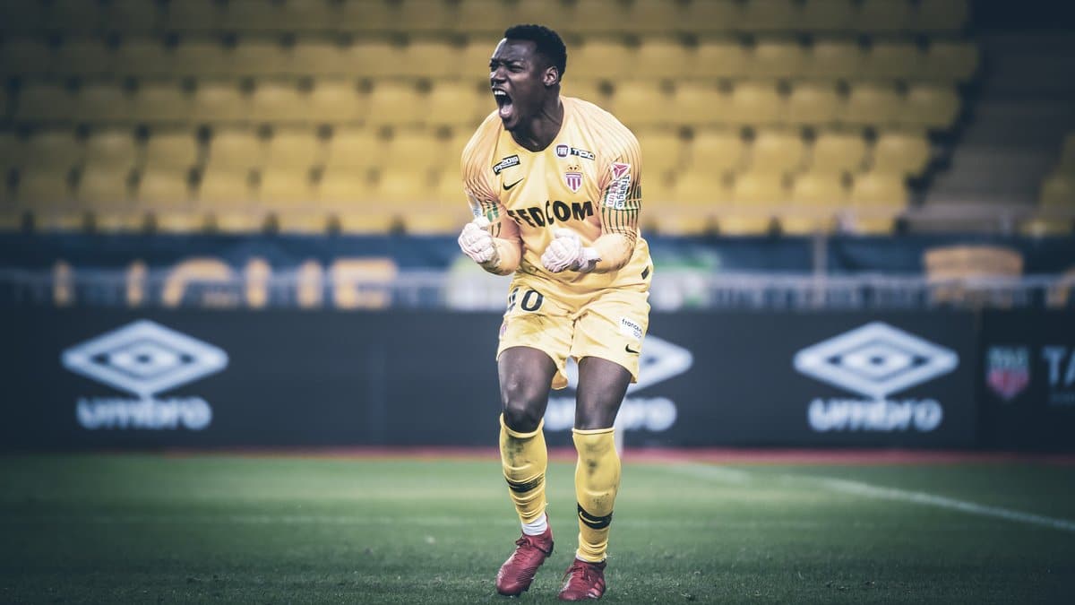 O quarto goleiro do Monaco foi her&oacute;i como poucos: pegou tr&ecirc;s p&ecirc;naltis e converteu o da classifica&ccedil;&atilde;o na Copa da Liga