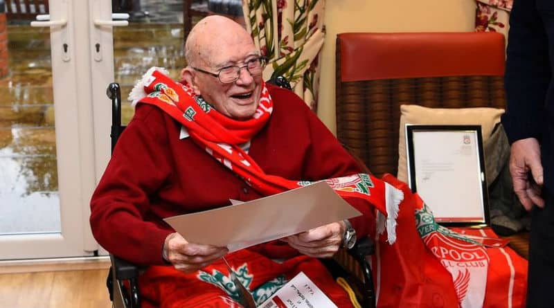 O Liverpool fez um convite especial a um torcedor de 104 anos, que frequenta Anfield desde 1923
