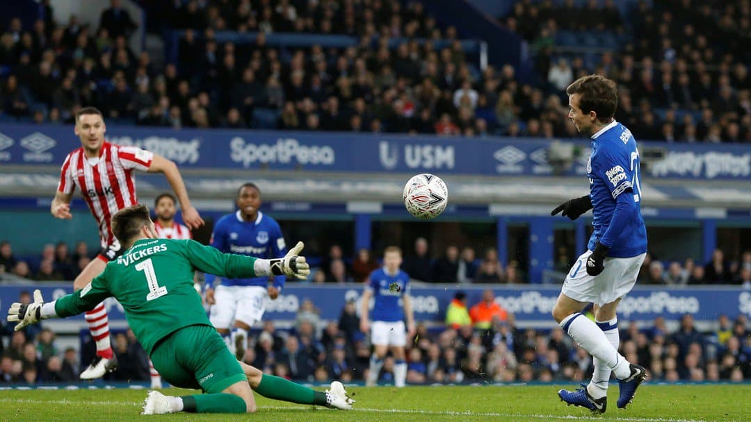 Com um belo toque por cima do goleiro, Bernard anotou o seu primeiro gol pelo Everton