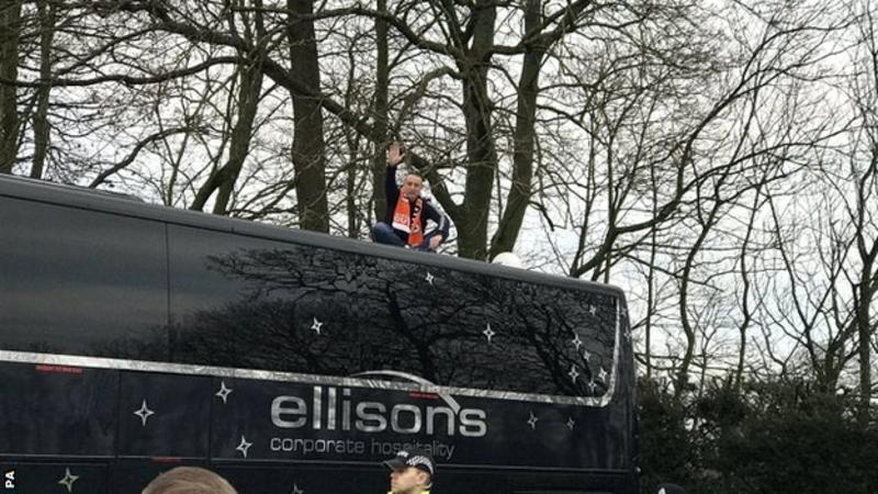 Em protesto contra o dono do Blackpool, um torcedor se sentou sobre o &ocirc;nibus do Arsenal antes do duelo pela FA Cup
