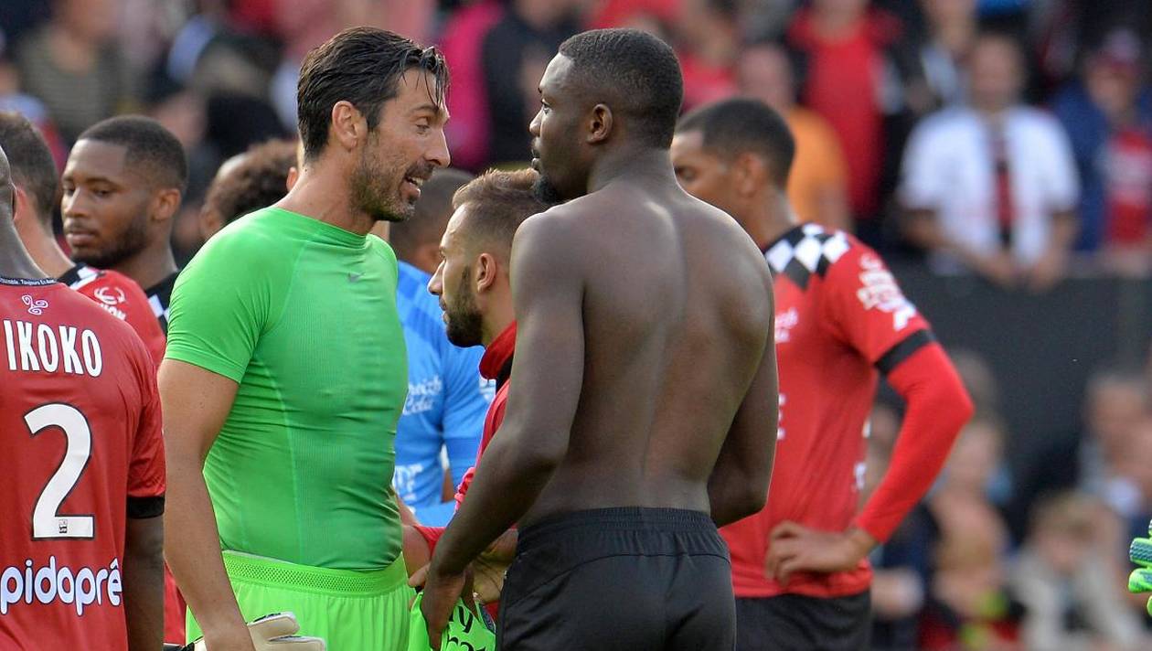 Buffon evidenciou mais uma vez seu carinho pelo filho de Thuram, ao dar sua camisa para o jovem