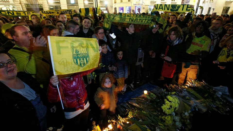 Centenas de torcedores se uniram em Nantes para um tocante tributo a Emiliano Sala