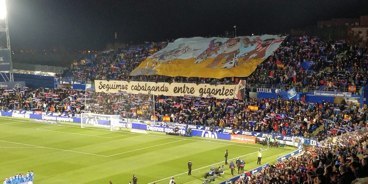 Dom Quixote foi homenageado pelo Getafe em um bandeir&atilde;o, antes do duelo com o Bar&ccedil;a