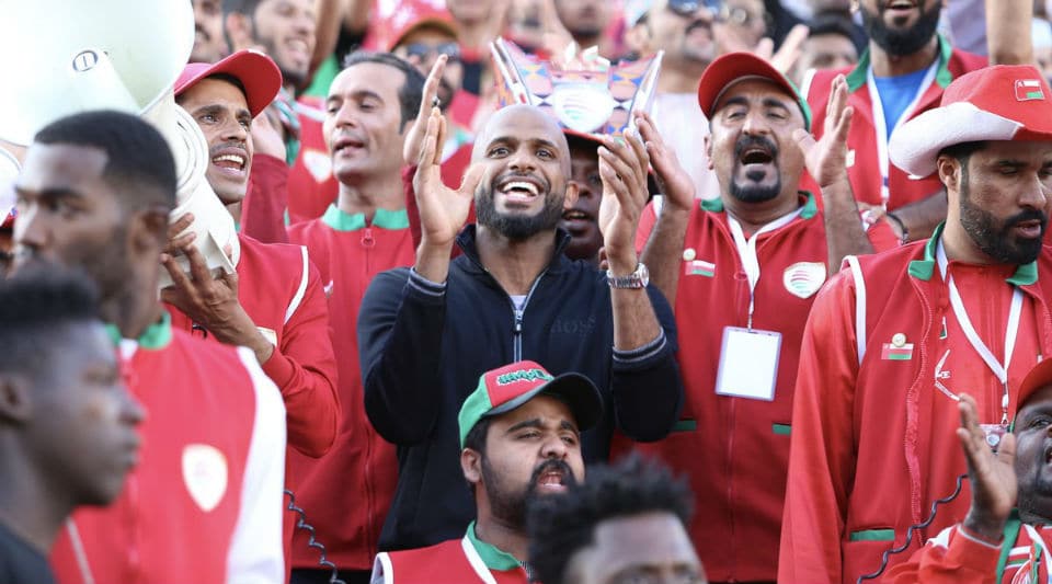 Al-Habsi se lesionou e foi cortado da Copa da &Aacute;sia, mas virou mais um torcedor no meio de sua gente