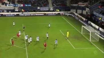 Idrissi teve categoria (e também muita malícia) para este gol olímpico na Eredivisie