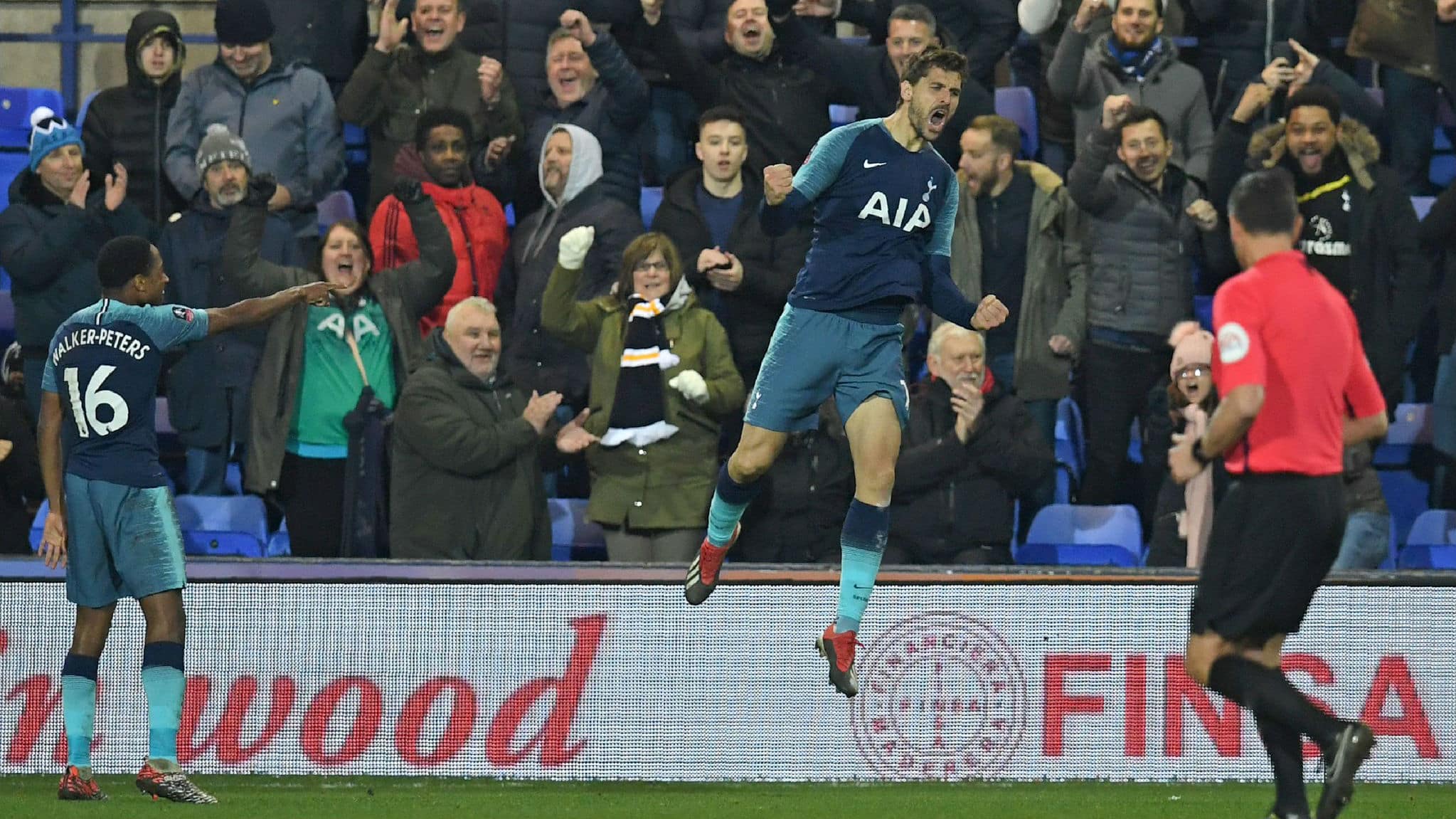 Tottenham goleia na Copa da Inglaterra, com tripleta de Llorente e show de Son