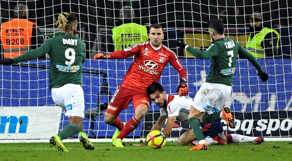 O Saint-&Eacute;tienne 1&times;2 Lyon s&oacute; acabou decidido nos acr&eacute;scimos, mas o espet&aacute;culo foi mesmo dos goleiros