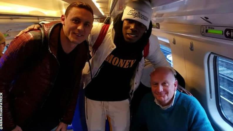 Pais de apaixonado por futebol n&atilde;o sabiam que estavam tirando foto com Pogba &ndash; e o filho surtou