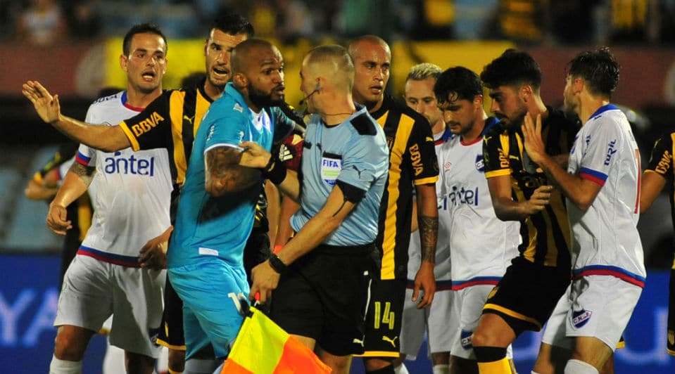 Deveria ser um amistoso, mas o primeiro Nacional x Pe&ntilde;arol do ano teve troca de socos com 25 minutos