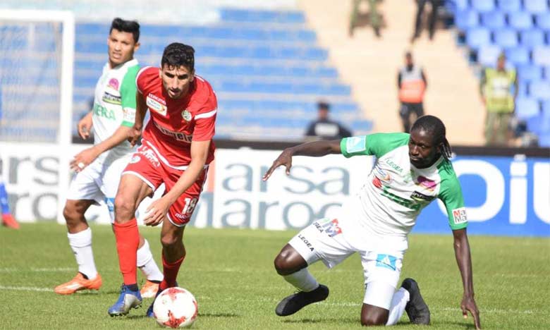 As torcidas de Raja e Wydad se uniram para boicotar o pr&oacute;prio d&eacute;rbi, ap&oacute;s a federa&ccedil;&atilde;o mud&aacute;-lo a Marrakech