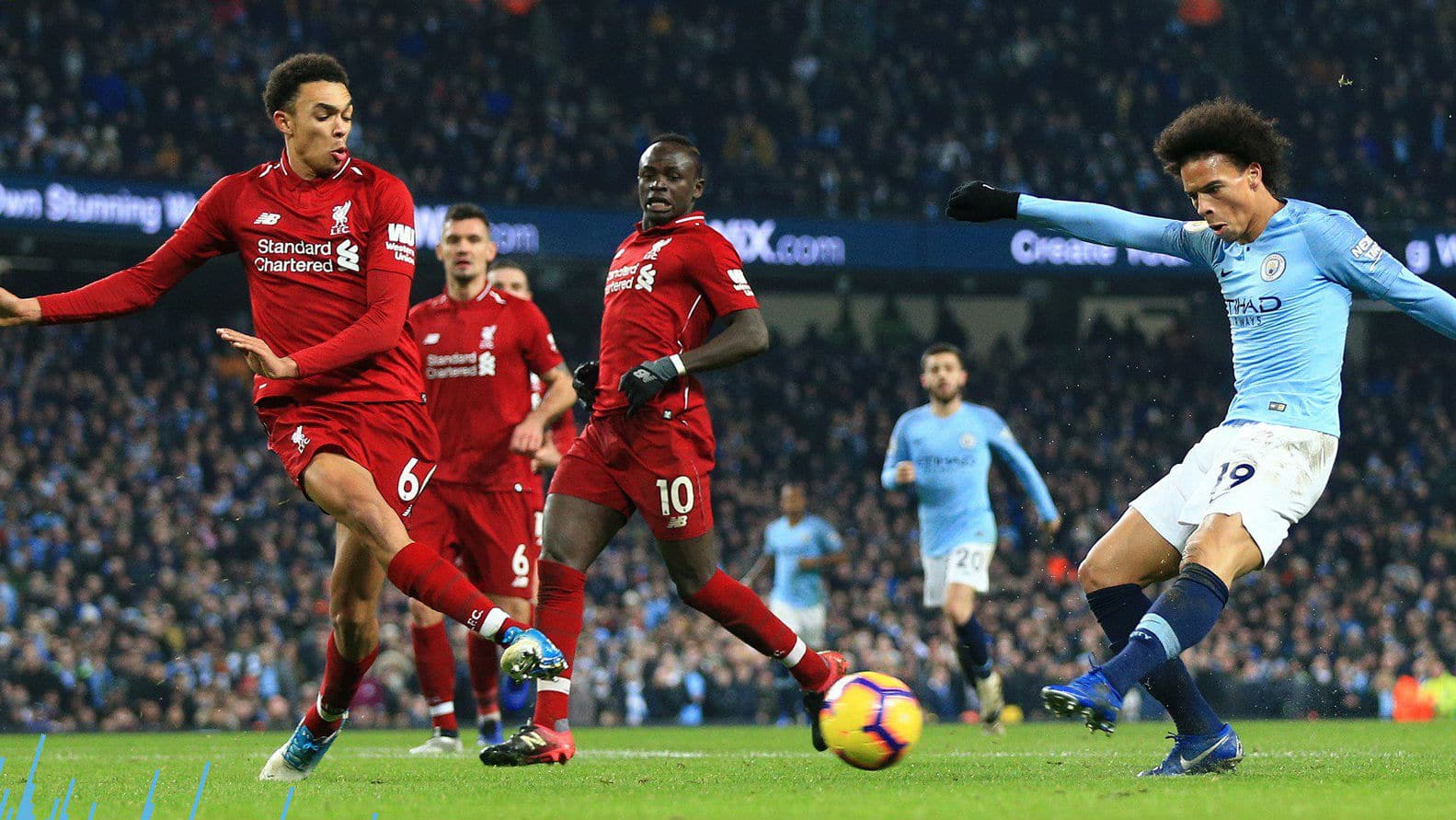 A briga est&aacute; aberta: Manchester City vence confronto direto e encosta no Liverpool