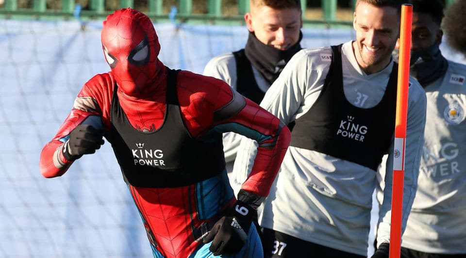Vardy apareceu vestido de Homem-Aranha (!) e fez a maior bagun&ccedil;a no treino do Leicester