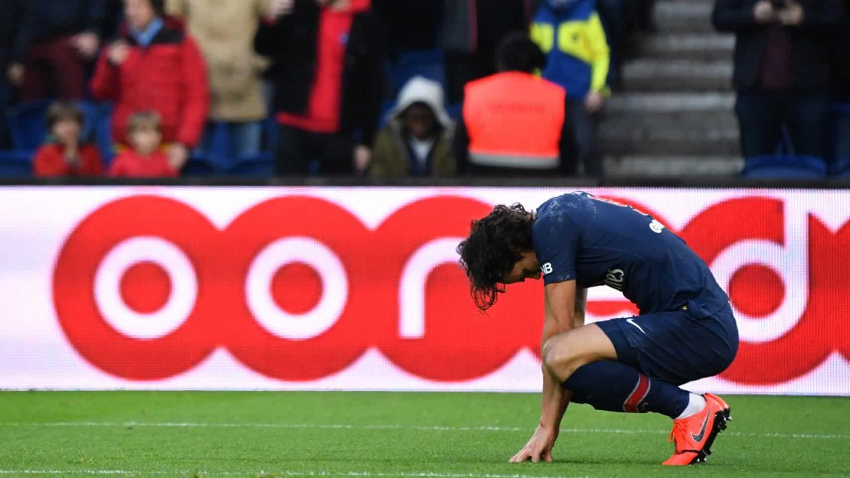 Alerta em Paris: Cavani d&aacute; vit&oacute;ria ao PSG, sai machucado e vira d&uacute;vida contra Manchester United