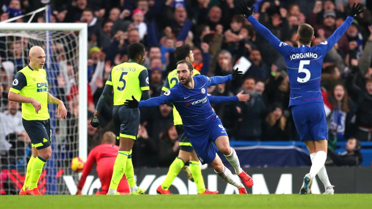 Higua&iacute;n se apresenta &agrave; Premier League com dois gols no 5 x 0 contra o Huddersfield