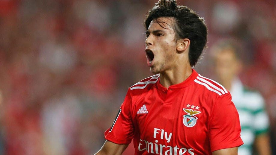 Uma exibi&ccedil;&atilde;o de excel&ecirc;ncia: Benfica faz 10 a 0 no Nacional e fica a um ponto do l&iacute;der Porto