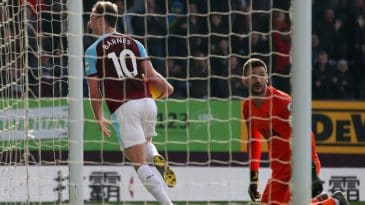 Kane retorna e marca, mas Burnley vence e afasta Tottenham da briga pelo título