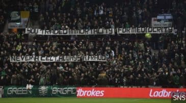 A torcida do Celtic escancarou seu ranço com a saída de Brendan Rodgers ao Leicester