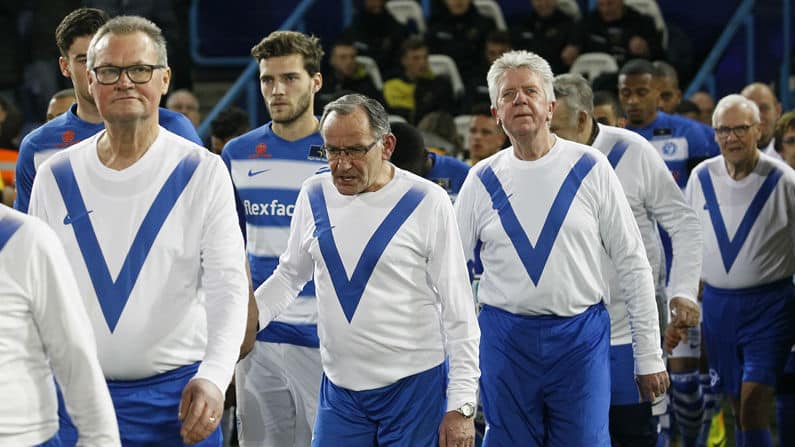 Clube holand&ecirc;s entrou em campo com torcedores idosos para comemorar seus 65 anos