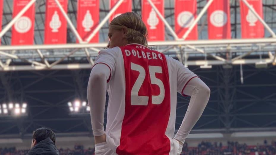 Dolberg mostrou toda a sua classe neste belo tento durante a goleada do Ajax