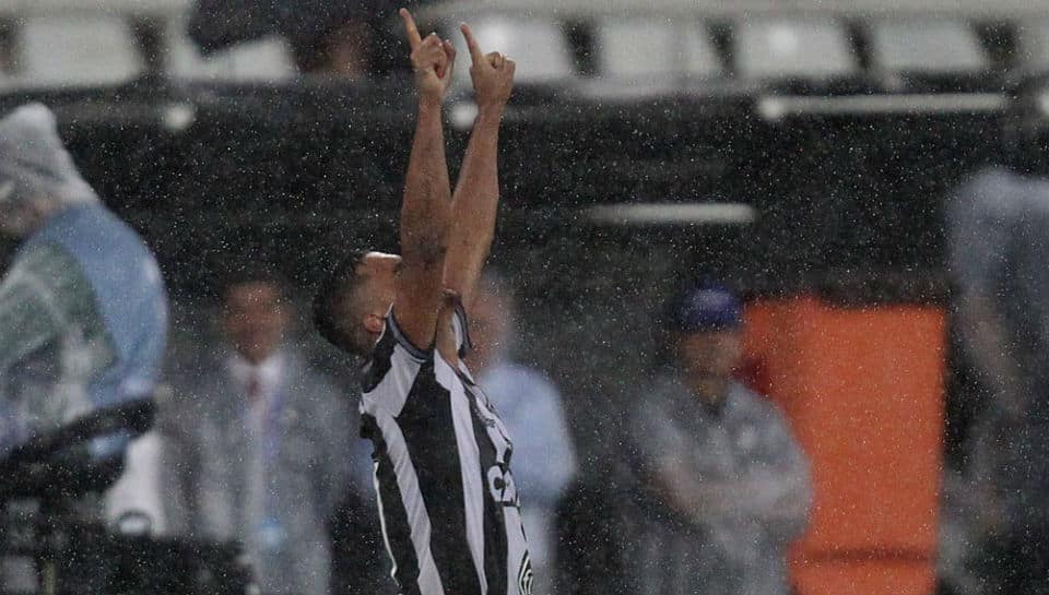 O gola&ccedil;o de Erik no &uacute;ltimo lance &eacute; o rompante de &ecirc;xtase que todo torcedor almeja