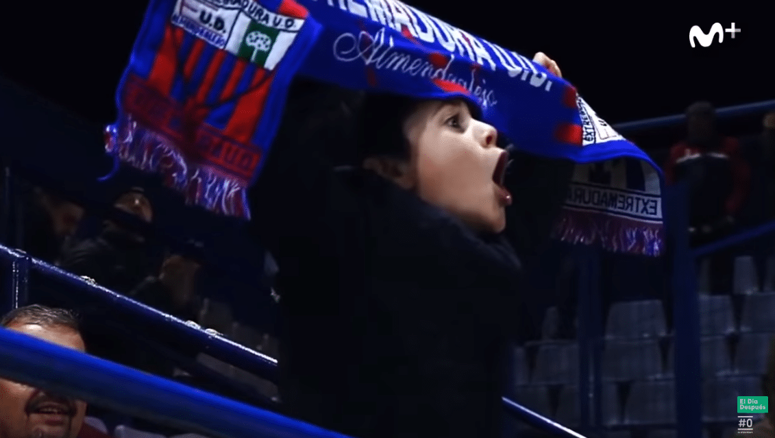 Qualquer um se contagia com este garotinho torcendo feito um fan&aacute;tico na segundona espanhola