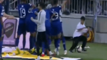 Gomis comemorou gol como uma pantera e assustou um garoto gandula