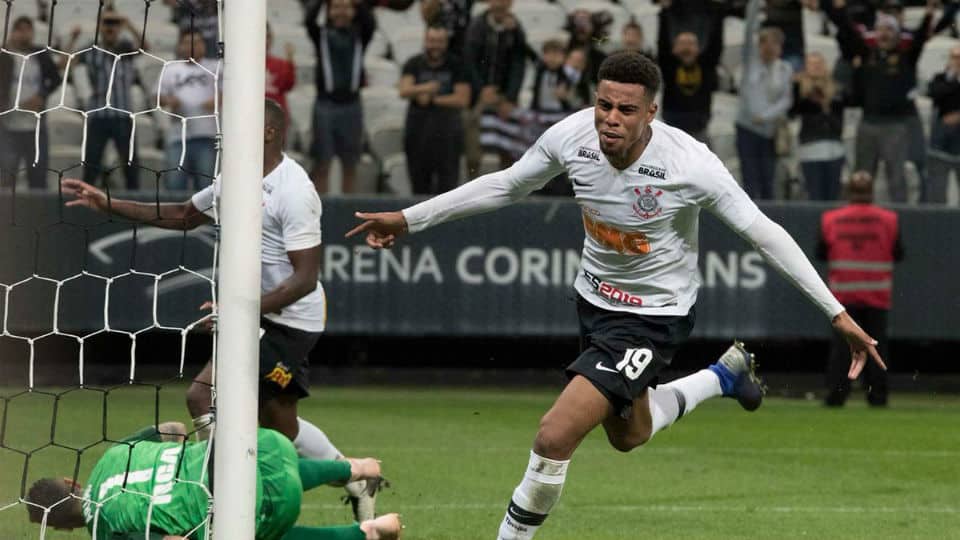 No jogo ditado por Marcelo D&iacute;az, Gustagol salvou e caiu ainda mais nas gra&ccedil;as da torcida