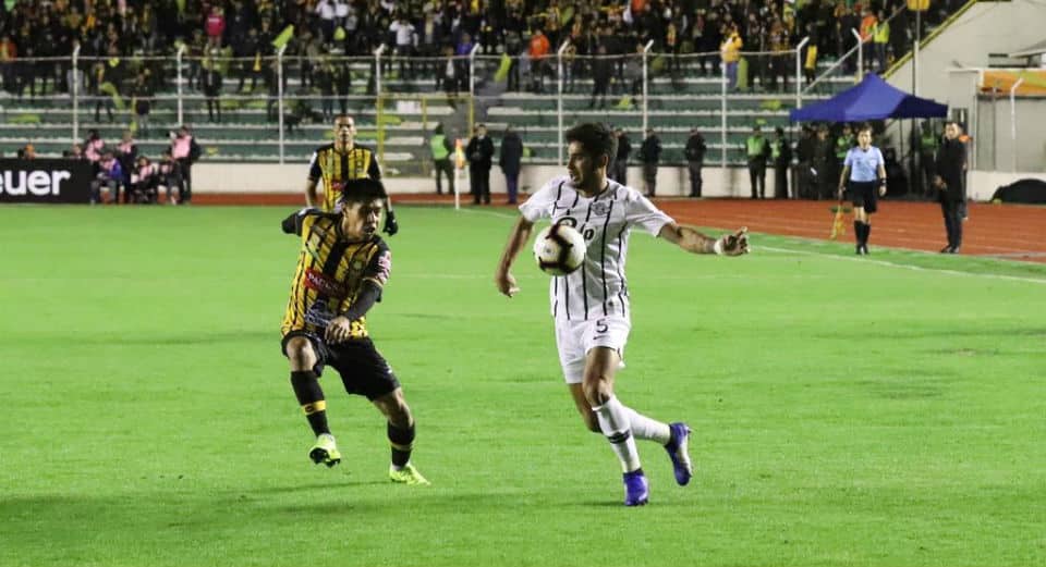 A noite de Libertadores guardou dois gola&ccedil;os: uma pedrada do Melgar e o voleio sublime do Libertad