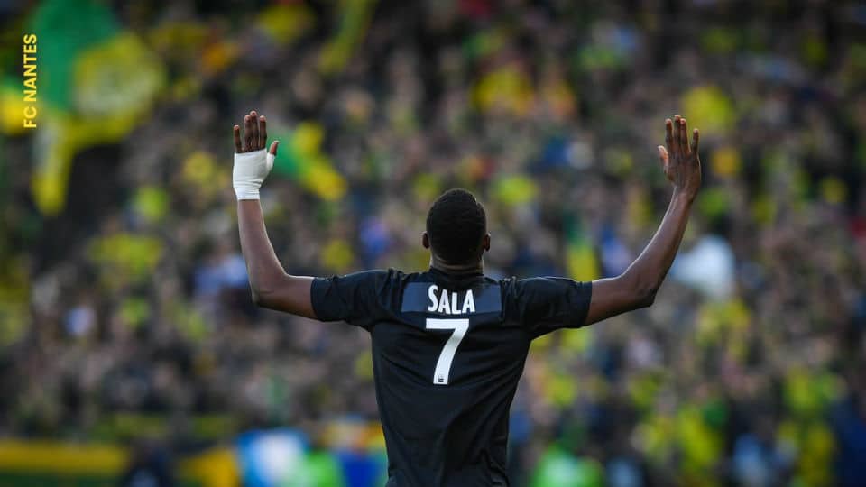 O Nantes assumiu o luto e ofereceu mais uma tocante homenagem a Emiliano Sala