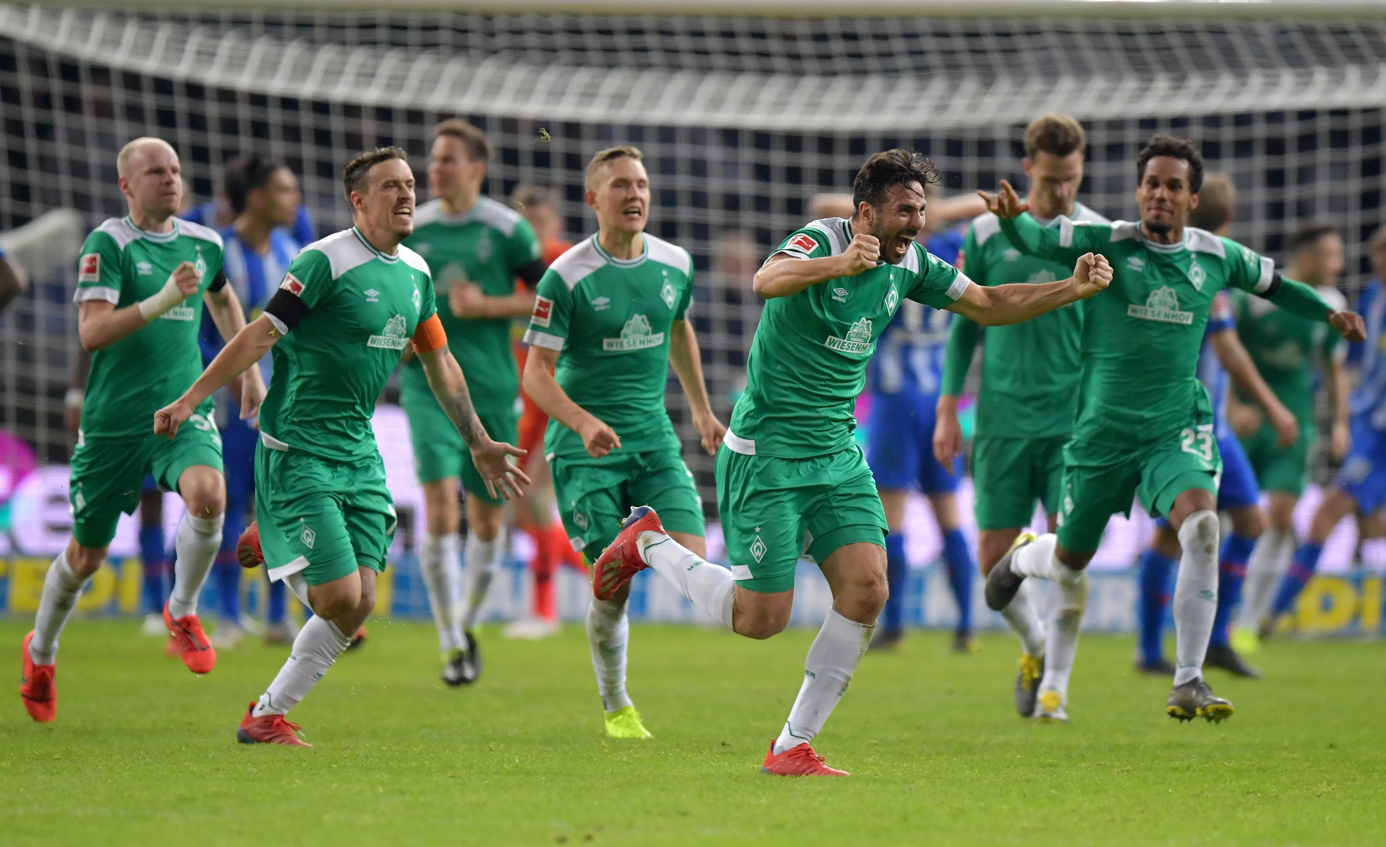 Foi &eacute;pico: Com um gol de falta no &uacute;ltimo lance, Pizarro se tornou o mais velho a marcar na Bundesliga